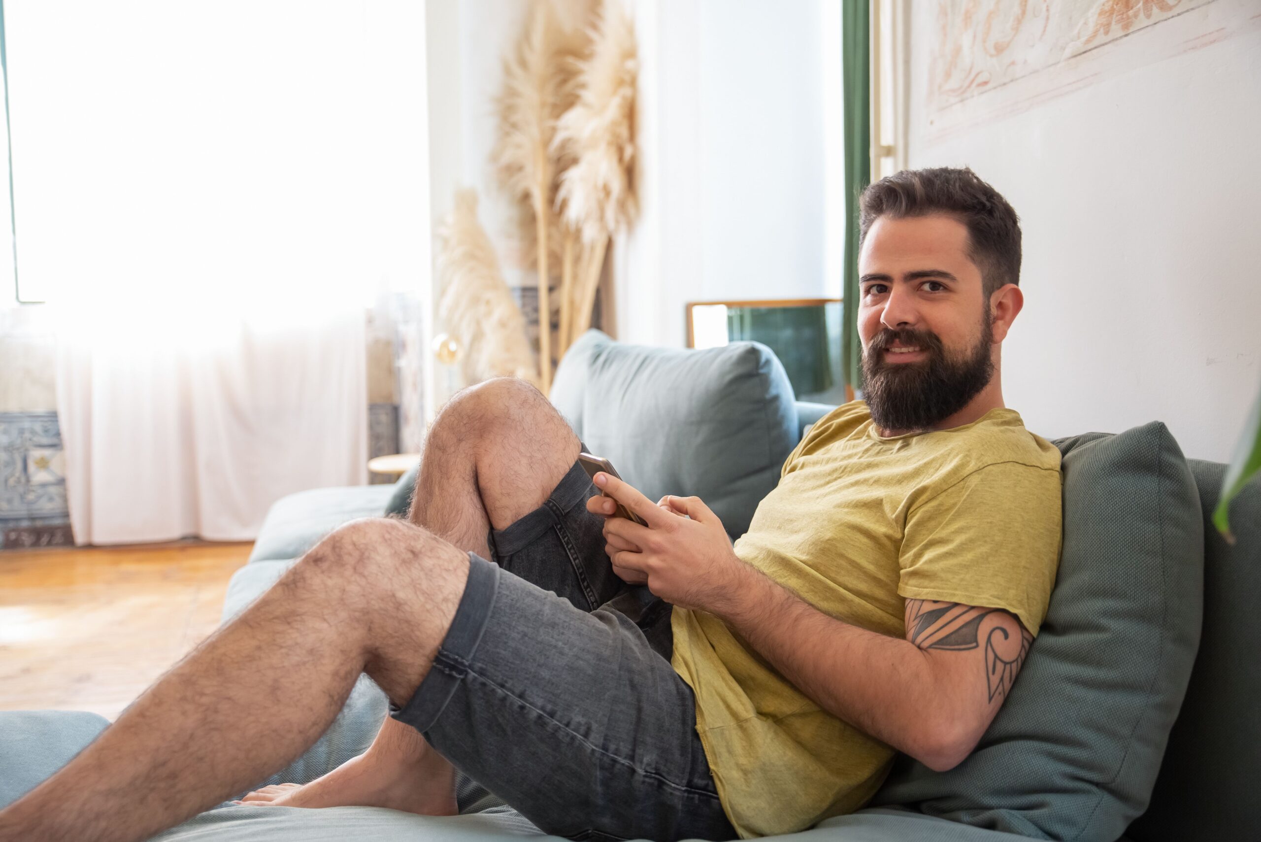 Propriétaire serein gérant sa location Airbnb à distance grâce à une conciergerie